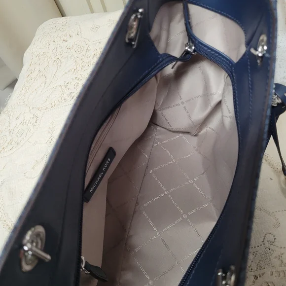 Michael Kors Jet Set Travel Large Navy White Purse NWOT - Picture 5 of 10